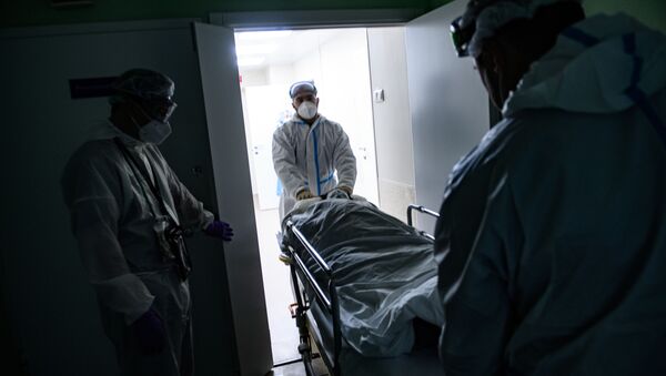 Медицинские работники оказывают помощь пациенту с COVID-19 в отделении компьютерной томографии - 俄罗斯卫星通讯社