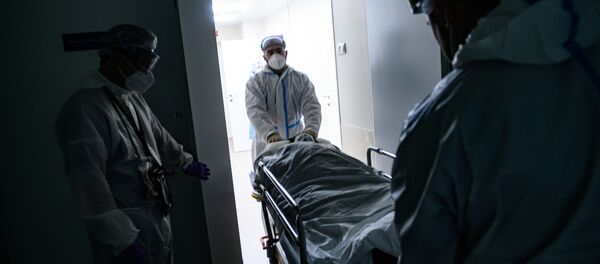 Медицинские работники оказывают помощь пациенту с COVID-19 в отделении компьютерной томографии Медицинские работники оказывают помощь пациенту с COVID-19 в отделении компьютерной томографии - 俄罗斯卫星通讯社