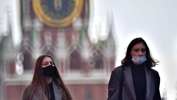 Девушки в защитных масках на Красной площади в Москве. - 俄羅斯衛星通訊社