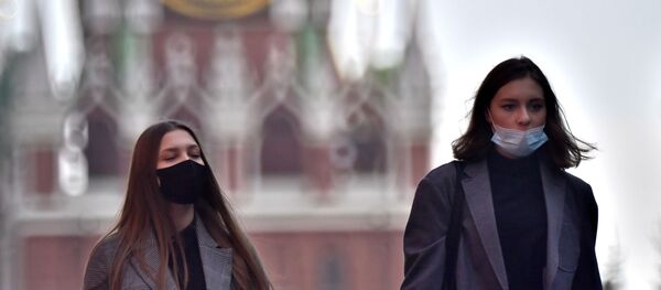 Девушки в защитных масках на Красной площади в Москве. - 俄罗斯卫星通讯社