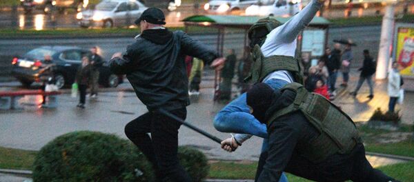 Сотрудники правоохранительных органов задерживают участника несанкционированной акции протеста оппозиции в Минске. Сотрудники правоохранительных органов задерживают участника несанкционированной акции протеста оппозиции в Минске. - 俄罗斯卫星通讯社