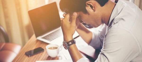 Мужчина держится за голову - 俄罗斯卫星通讯社