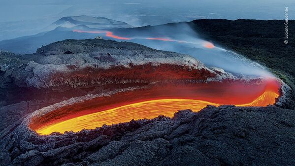 《Etna's river of fire》，意大利摄影师Luciano Gaudenzio，“地球景观”组冠军 - 俄罗斯卫星通讯社