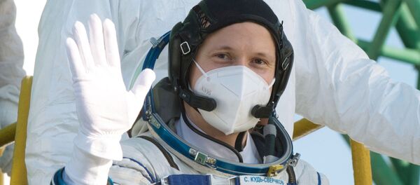 Участник основного экипажа 64-й экспедиции на Международную космическую станцию (МКС) космонавт Роскосмоса Сергей Кудь-Сверчков перед запуском ракеты-носителя Союз-2.1а с транспортным пилотируемым кораблем Союз МС-17 со стартовой площадки №31 космодрома Байконур - 俄羅斯衛星通訊社