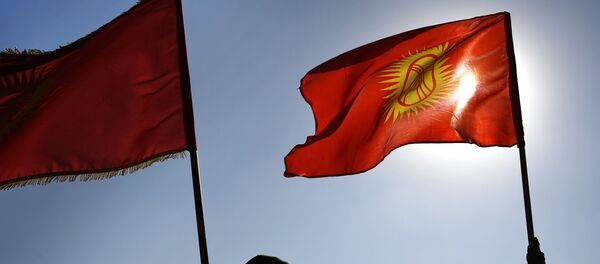 Участники митинга на Старой площади в Бишкеке в поддержку Садыра Жапарова и с требованием отставки президента Киргизии Сооронбая Жээнбекова.  - 俄罗斯卫星通讯社