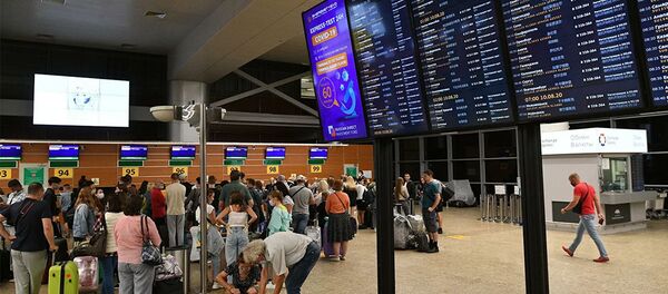 Пассажиры в международном аэропорту Шереметьево в Москве - 俄羅斯衛星通訊社