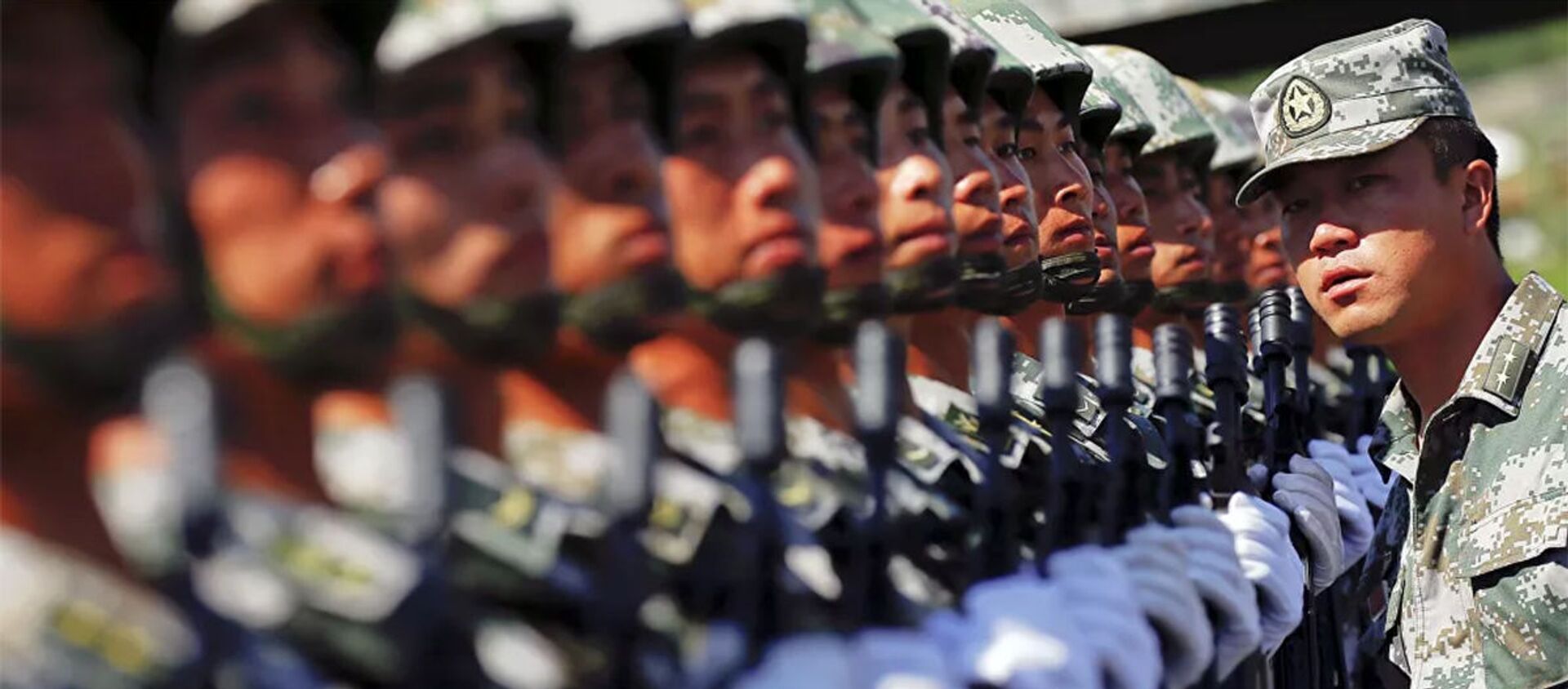 An officer gives instructions as soldiers of China's People's Liberation Army form a line during a training session for a military parade to mark the 70th anniversary of the end of World War Two, at a military base in Beijing, China, August 22, 2015 - 俄罗斯卫星通讯社, 1920, 18.08.2021
