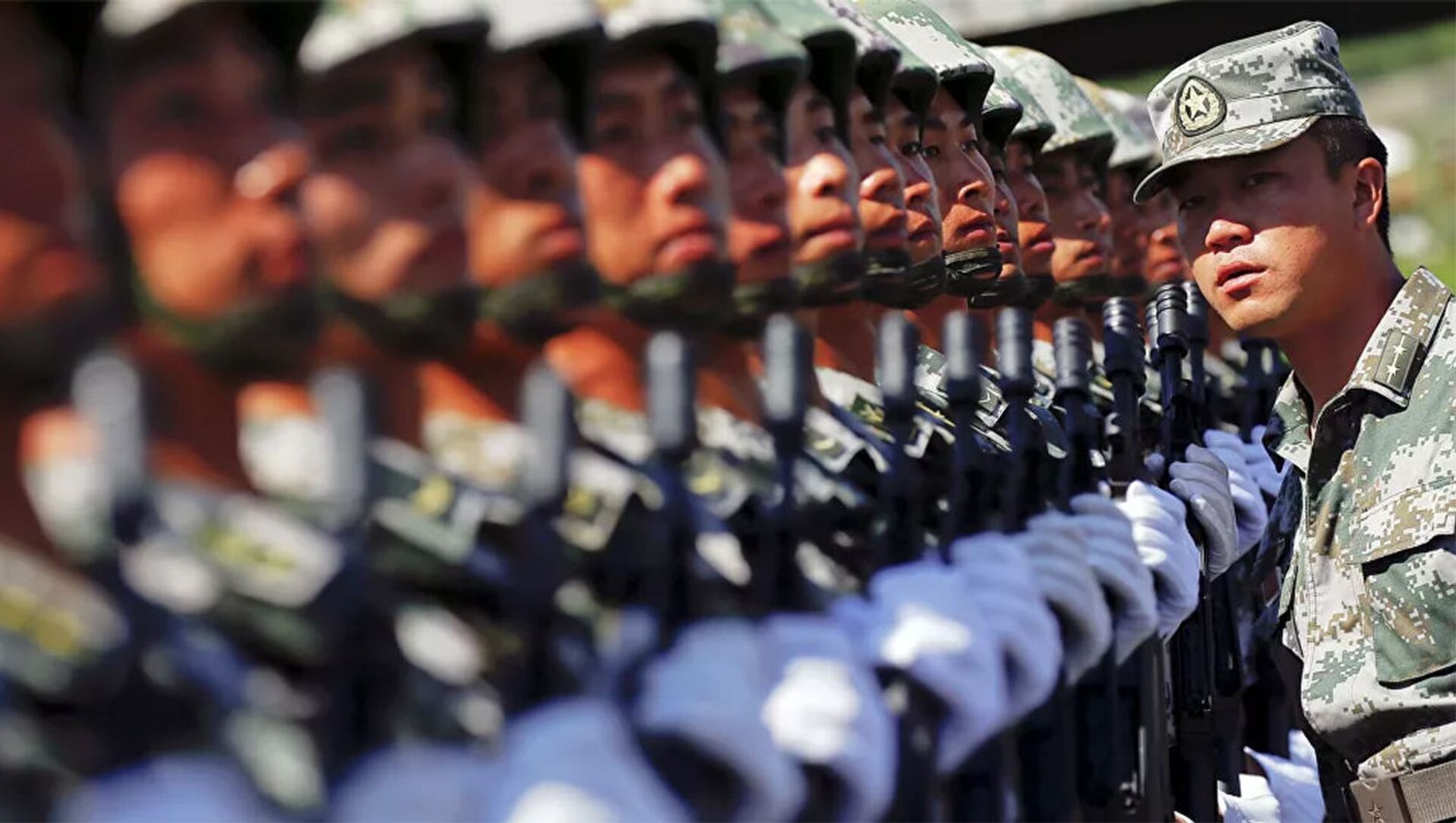 An officer gives instructions as soldiers of China's People's Liberation Army form a line during a training session for a military parade to mark the 70th anniversary of the end of World War Two, at a military base in Beijing, China, August 22, 2015 - 俄罗斯卫星通讯社, 1920, 07.06.2021