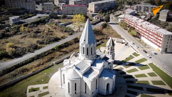 鳥瞰納卡地區聖救主基督大教堂遭炮擊的後果 - 俄羅斯衛星通訊社