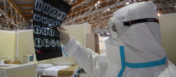 Медицинский работник во временном госпитале для пациентов с COVID-19 в ледовом дворце Крылатское, закрепленном за городской клинической больницей No 67 имени Л.А. Ворохобова. - 俄罗斯卫星通讯社