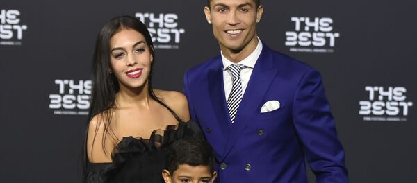 Португальский футболист Криштиану Роналду вместе с сыном Криштиану Роналду-младшим и невестой Джорджиной Родригес - 俄羅斯衛星通訊社