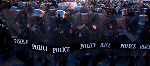 Полицейские во время протестов в Бангкоке, Таиланд  - 俄羅斯衛星通訊社