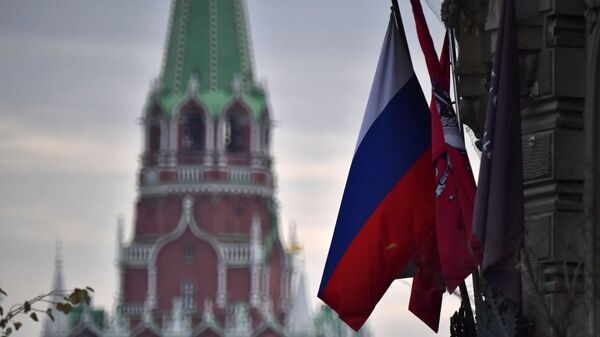 Российский триколор на фоне одной из башен Московского Кремля - 俄罗斯卫星通讯社