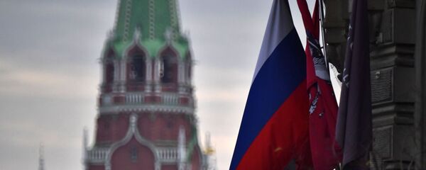 Российский триколор на фоне одной из башен Московского Кремля - 俄羅斯衛星通訊社