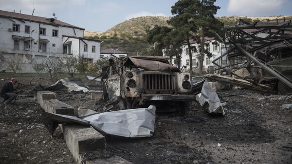  Сгоревшие автомобили у госпиталя в Мартакерте, разрушенного в результате обстрела - 俄罗斯卫星通讯社