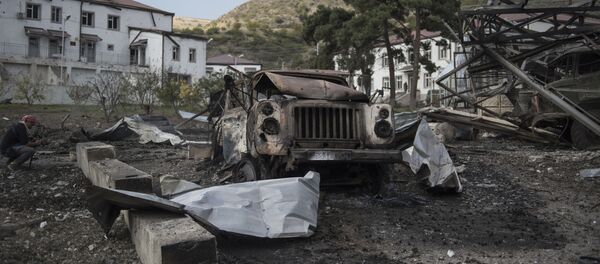 Сгоревшие автомобили у госпиталя в Мартакерте, разрушенного в результате обстрела Сгоревшие автомобили у госпиталя в Мартакерте, разрушенного в результате обстрела - 俄罗斯卫星通讯社