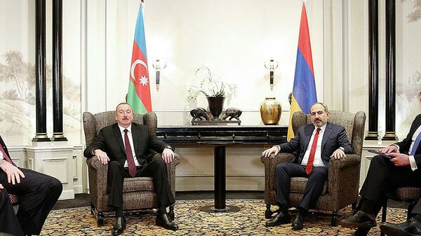 亚美尼亚总理帕希尼扬（右）和阿塞拜疆总统阿利耶夫 - 俄罗斯卫星通讯社