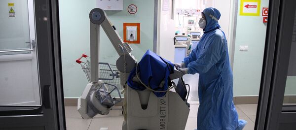 Медицинский работник везет передвижной рентгеновский центр по коридору отделения городской клинической больницы №15 имени О. М. Филатова в Москве. - 俄罗斯卫星通讯社