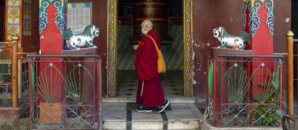 Буддист в защитной маске - 俄罗斯卫星通讯社