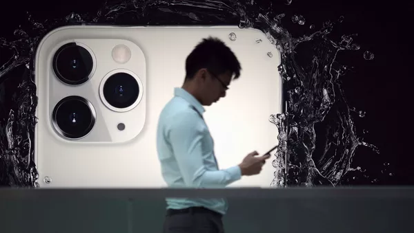 Мужчина на фоне рекламы iPhone 11 Pro - 俄羅斯衛星通訊社