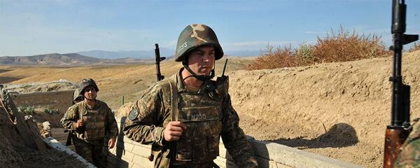 Армянские военные самопровозглашенной Нагорно-Карабахской республики идут в окопах на передовой на границе с Азербайджаном. - 俄罗斯卫星通讯社