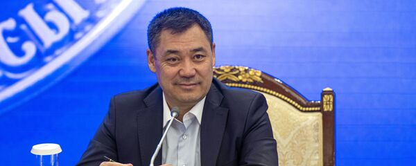 Премьер-министр Киргизии Садыр Жапаров на внеочередном заседании парламента в государственной резиденции Ала-Арча в Бишкеке, где рассматривается вопрос об отставке президента Киргизии Сооронбая Жээнбекова. - 俄罗斯卫星通讯社