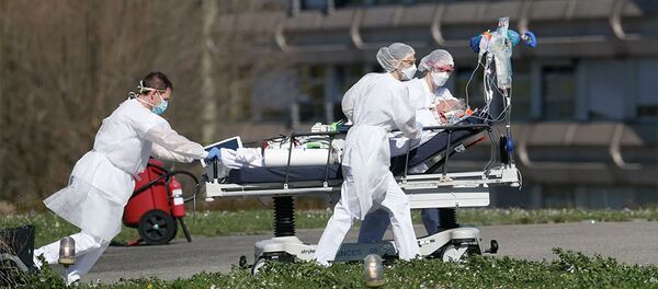 Медицинские работники везут пациента с коронавирусной инфекцией в городе Мюлуз, Франция Медицинские работники везут пациента с коронавирусной инфекцией в городе Мюлуз, Франция - 俄罗斯卫星通讯社