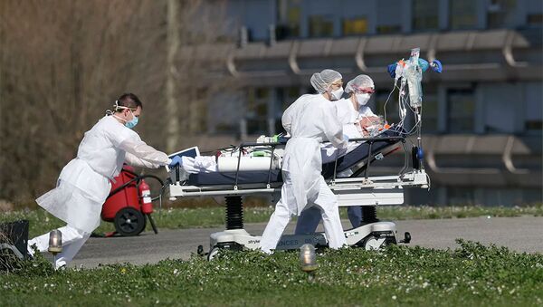 Медицинские работники везут пациента с коронавирусной инфекцией в городе Мюлуз, Франция - 俄罗斯卫星通讯社