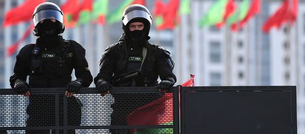 Сотрудники правоохранительных органов во время воскресной несанкционированной акции протеста в Минске.  - 俄罗斯卫星通讯社