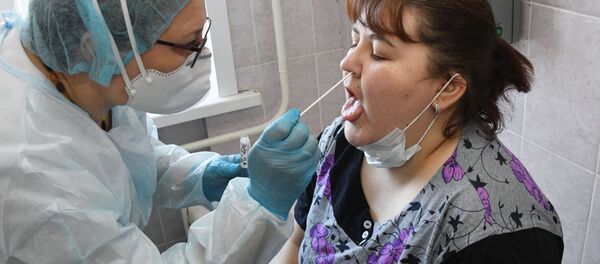 Забор биоматериала на коронавирус у пациентки в Клиническом медицинском центре Читы - 俄羅斯衛星通訊社