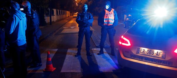 Полицейские охраняют территорию возле места нападения на учителя в городке Конфлан-Сент-Онорин, Франция Полицейские охраняют территорию возле места нападения на учителя в городке Конфлан-Сент-Онорин, Франция - 俄罗斯卫星通讯社