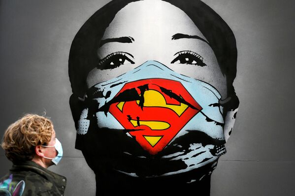 阿姆斯特丹一副女孩带着超人口罩的涂鸦 - 俄罗斯卫星通讯社