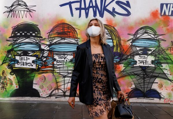 伦敦一名戴口罩的女孩在涂鸦墙前 - 俄罗斯卫星通讯社