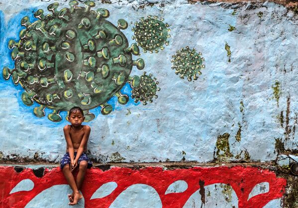 西爪哇茂物市一名男孩坐在涂鸦墙前 - 俄罗斯卫星通讯社