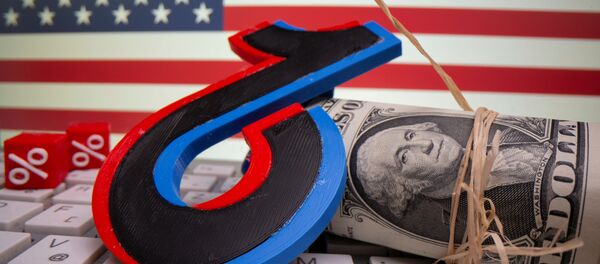 Лого TikTok на фоне флага США - 俄罗斯卫星通讯社