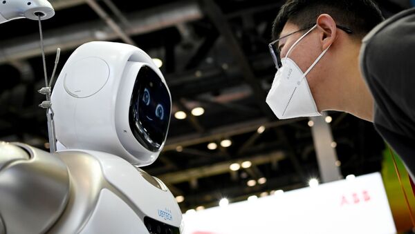 Мужчина в маске смотрит на робота в Национальном конференц-центре Китая, месте проведения предстоящей Китайской международной ярмарки торговли услугами. - 俄羅斯衛星通訊社
