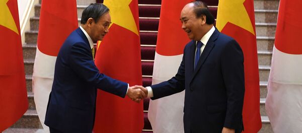 Премьер-министр Японии Ёсихидэ Суга и премьер-министр Вьетнама Нгуен Суан Фук во время встречи в Ханое - 俄罗斯卫星通讯社