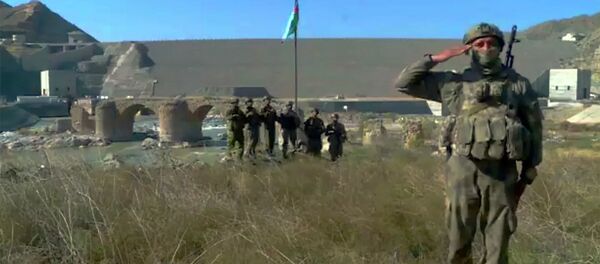 Военнослужащие Азербайджана у Худаферинского моста на линии соприкосновения в Карабахе. Стоп-кадр видео - 俄罗斯卫星通讯社