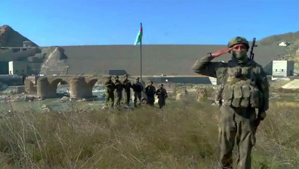 Военнослужащие Азербайджана у Худаферинского моста на линии соприкосновения в Карабахе. Стоп-кадр видео - 俄罗斯卫星通讯社