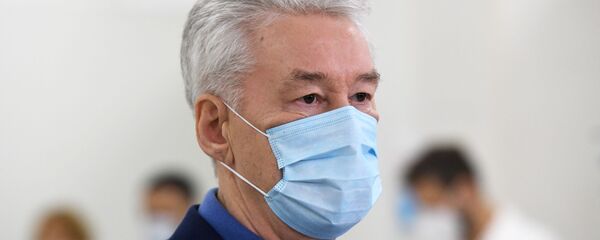 Мэр Москвы Сергей Собянин во время посещения временного госпиталя для пациентов с COVID-19, открывшегося в автомобильном торговом центр Москва.  - 俄羅斯衛星通訊社