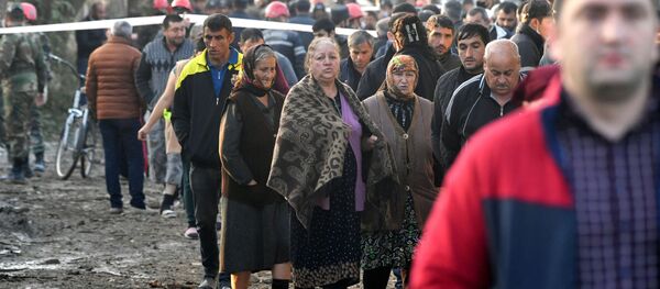 Горожане возле своих домов после ракетного обстрела города Гянджа. Горожане возле своих домов после ракетного обстрела города Гянджа. - 俄羅斯衛星通訊社