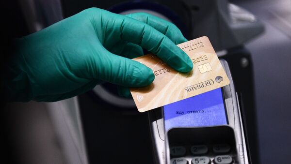 Покупатель оплачивает покупку банковской картой на кассе - 俄罗斯卫星通讯社