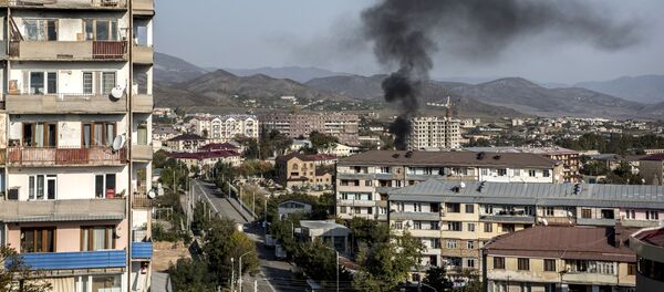 Дым от пожара над домами города Степанакерт - 俄罗斯卫星通讯社
