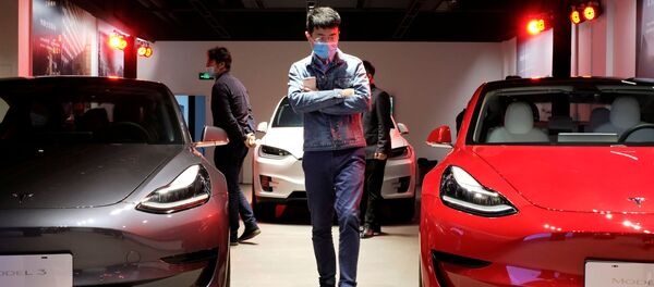 Мужчина в автосалоне Tesla Мужчина в автосалоне Tesla - 俄羅斯衛星通訊社