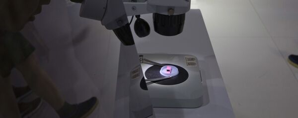 Компьютерный чип под микроскопом на китайской выставке высоких технологий Компьютерный чип под микроскопом на китайской выставке высоких технологий - 俄羅斯衛星通訊社