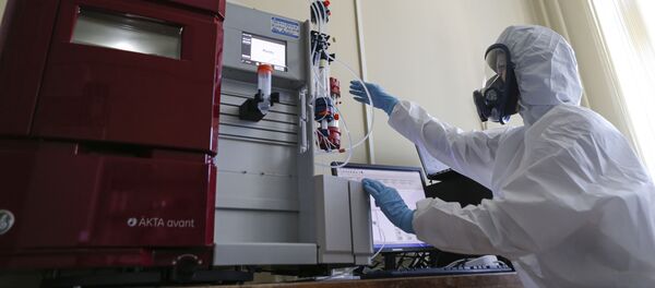 Сотрудник Национального исследовательского центра им. Гамалеи в лаборатории.  - 俄罗斯卫星通讯社