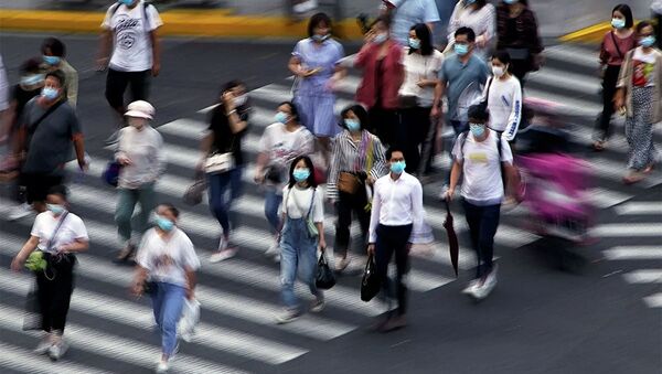 Люди в защитных масках на улице в Шанхае. Китай - 俄羅斯衛星通訊社