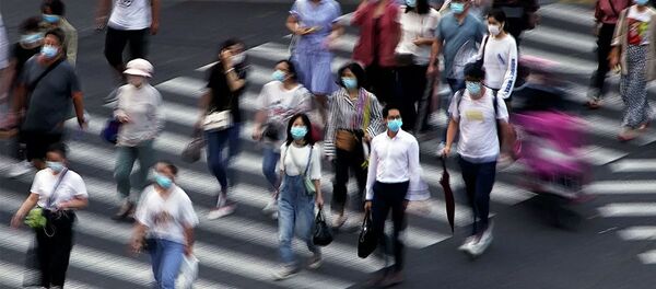 Люди в защитных масках на улице в Шанхае. Китай Люди в защитных масках на улице в Шанхае. Китай - 俄羅斯衛星通訊社