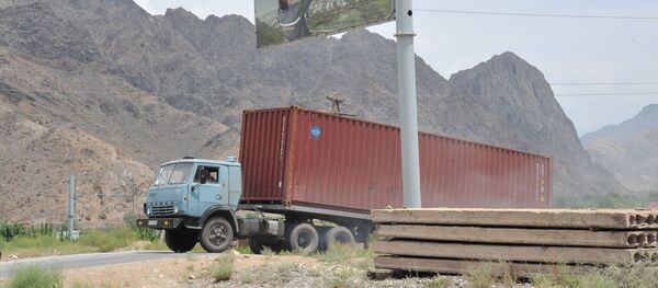 Грузовик на границе с Арменией - 俄罗斯卫星通讯社