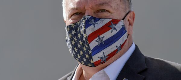Госсекретарь США Майк Помпео в маске - 俄罗斯卫星通讯社